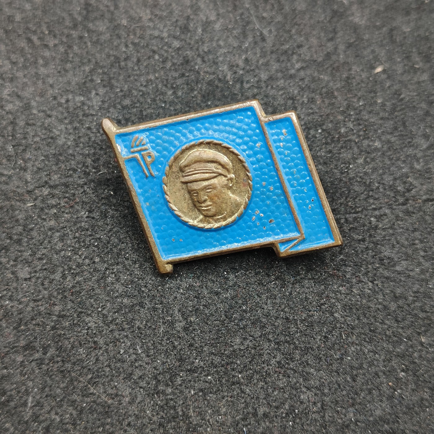 全场0元起拍 第128期 咸鱼国勋章拍卖专场 1月24日（周三）下午6：00开始 东德恩斯特台尔曼先锋队队徽