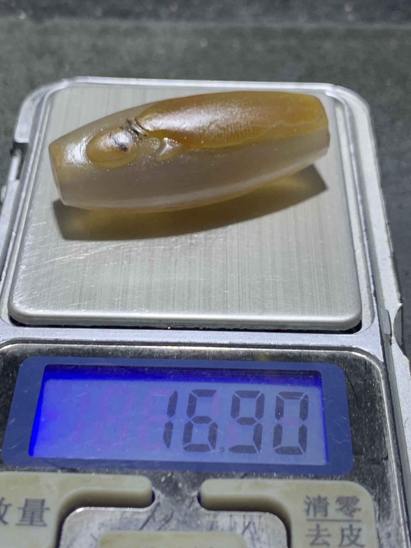 精美亚光高玉化巴西玛瑙手工俏色巧雕一心向佛桶珠一个！