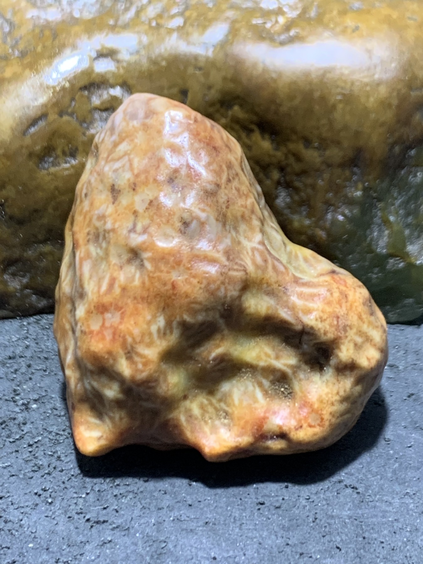 精美戈壁红皮飘花筋脉石原石一颗
