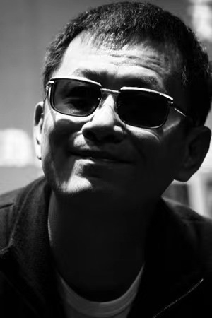 零元拍：王家卫导演亲笔签名英文版影像集«WKW: The Cinema of Wong Kar Wai» 。