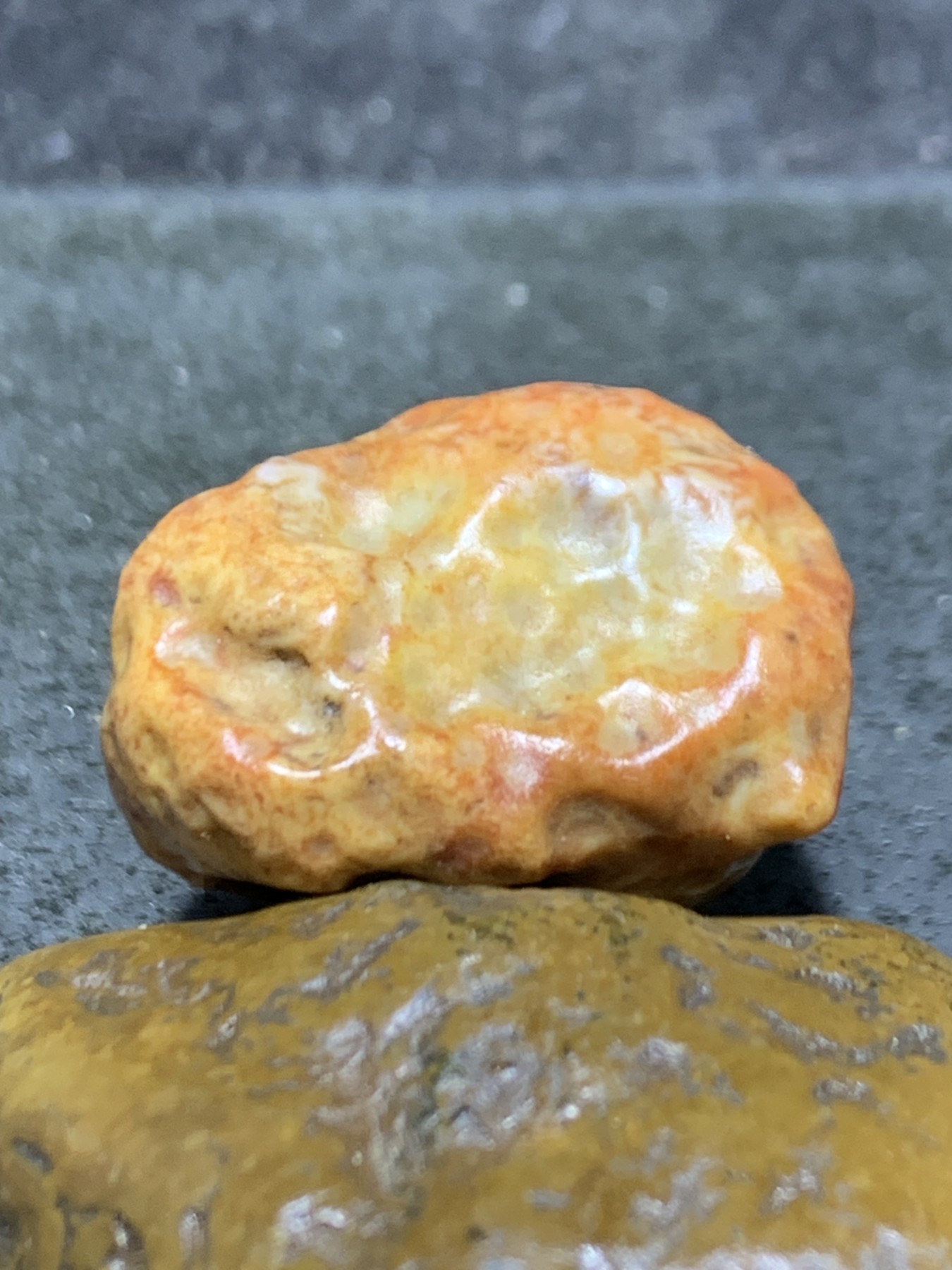 精美戈壁红皮飘花筋脉石原石一颗