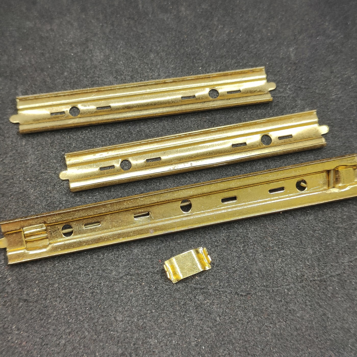 全场0元起拍 第128期 咸鱼国勋章拍卖专场 1月24日（周三）下午6：00开始 东德略架子一组