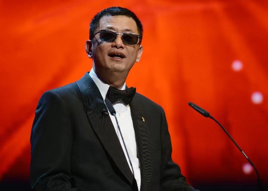 零元拍：王家卫导演亲笔签名英文版影像集«WKW: The Cinema of Wong Kar Wai» 。