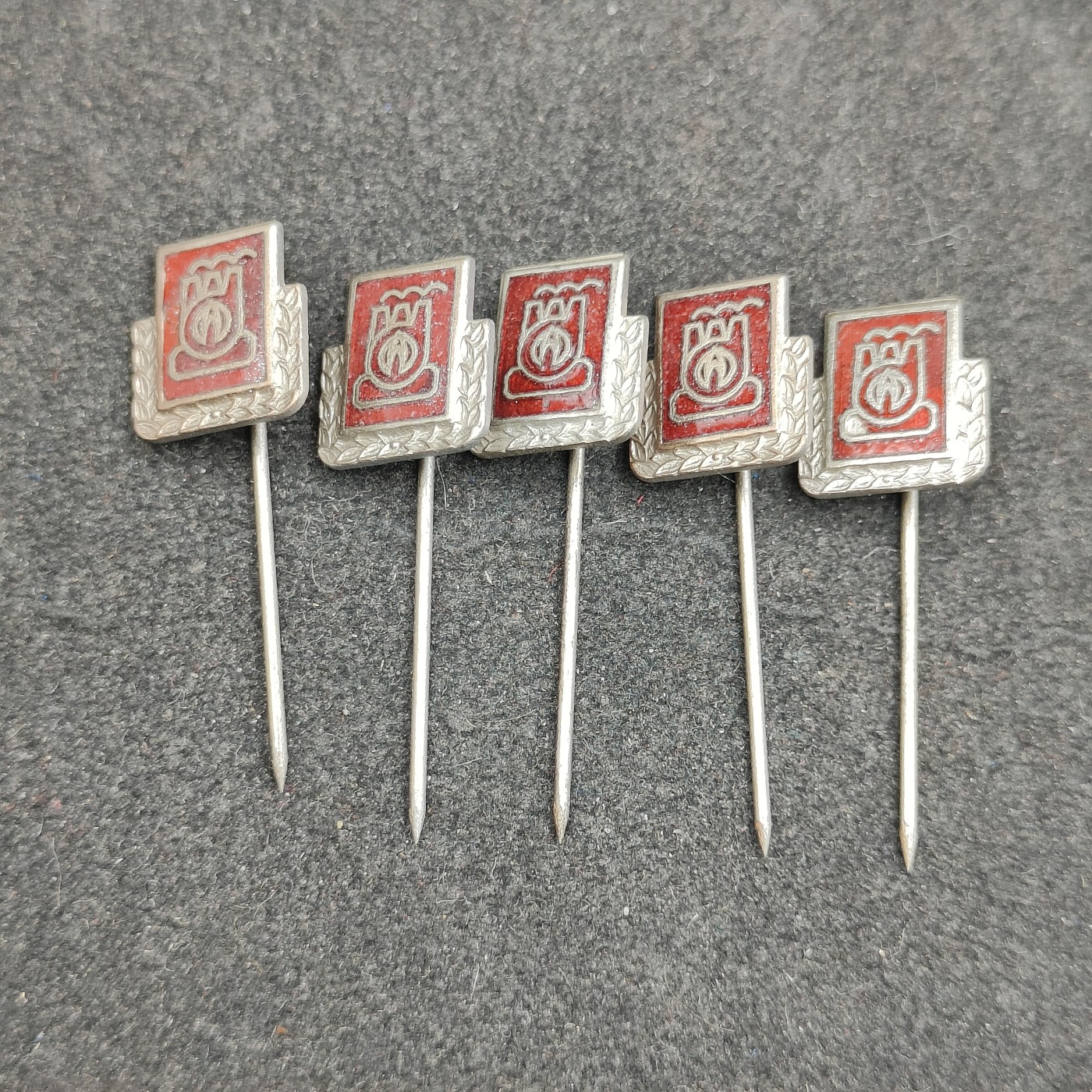 全场0元起拍 第128期 咸鱼国勋章拍卖专场 1月24日（周三）下午6：00开始 东德能源珐琅证章五个