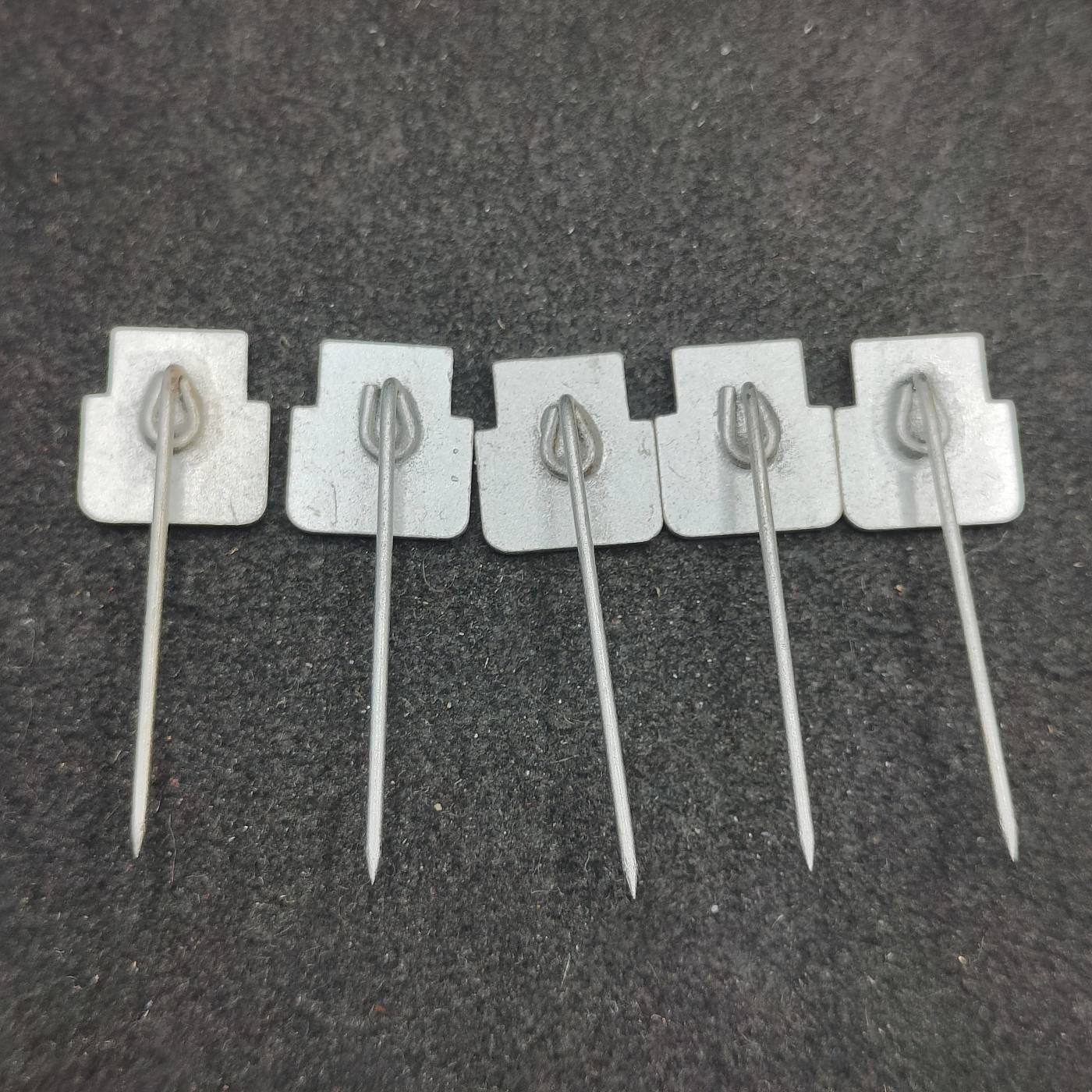 全场0元起拍 第128期 咸鱼国勋章拍卖专场 1月24日（周三）下午6：00开始 东德能源珐琅证章五个