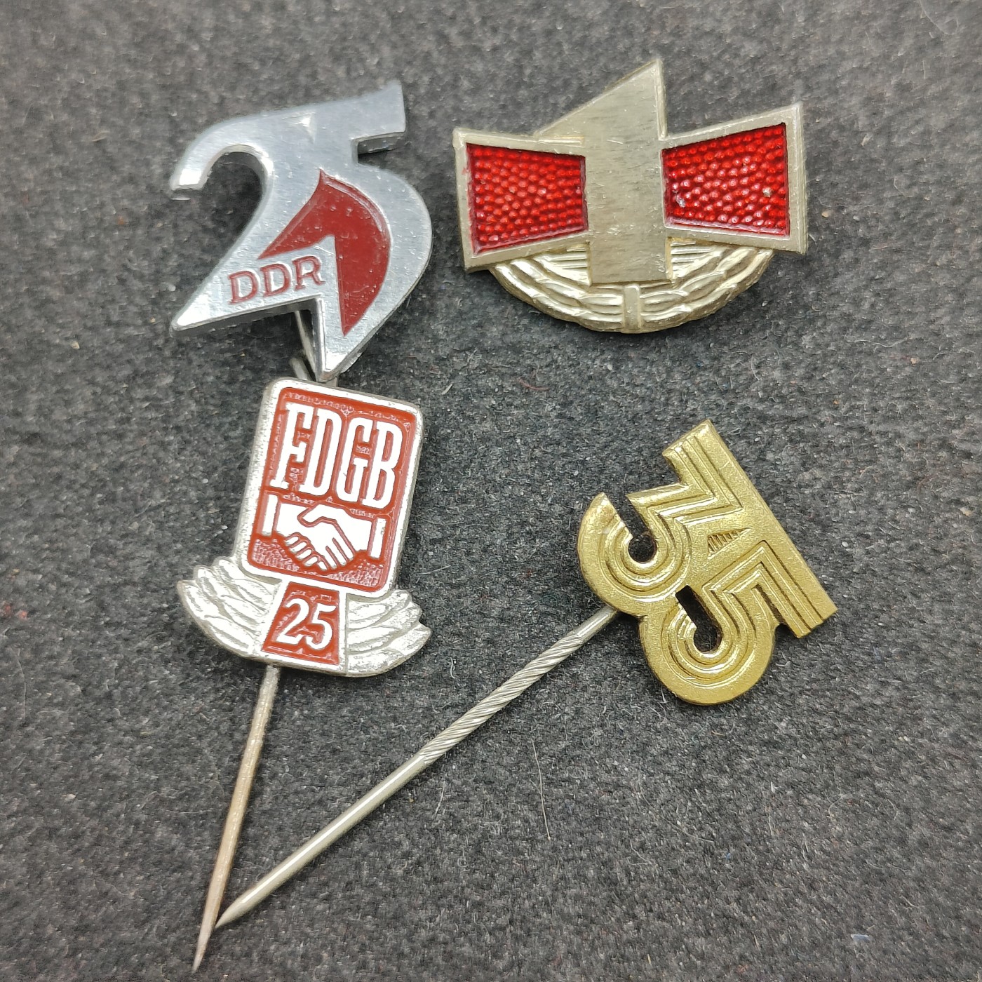 全场0元起拍 第128期 咸鱼国勋章拍卖专场 1月24日（周三）下午6：00开始 东德徽章一组四个