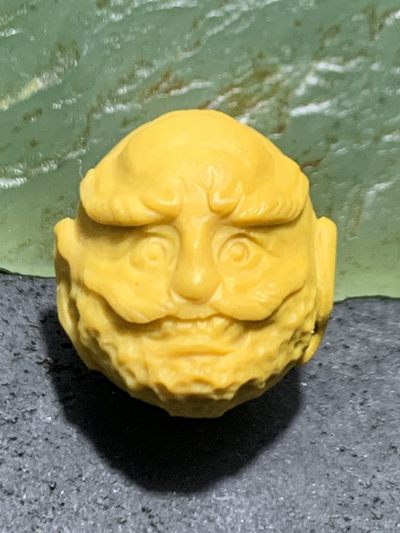 精美亚光鸡油黄戈壁彩玉双面雕刻罗汉珠子一个 精美亚光鸡油黄戈壁彩玉双面雕刻罗汉珠子一个