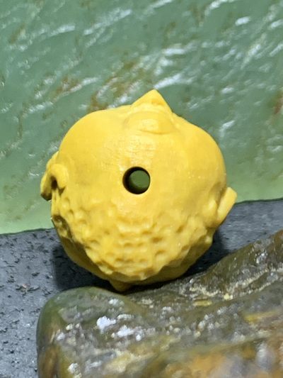 精美亚光鸡油黄戈壁彩玉双面雕刻罗汉珠子一个 精美亚光鸡油黄戈壁彩玉双面雕刻罗汉珠子一个