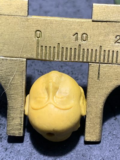 精美亚光鸡油黄戈壁彩玉双面雕刻罗汉珠子一个 精美亚光鸡油黄戈壁彩玉双面雕刻罗汉珠子一个