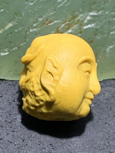 精美亚光鸡油黄戈壁彩玉双面雕刻罗汉珠子一个 精美亚光鸡油黄戈壁彩玉双面雕刻罗汉珠子一个