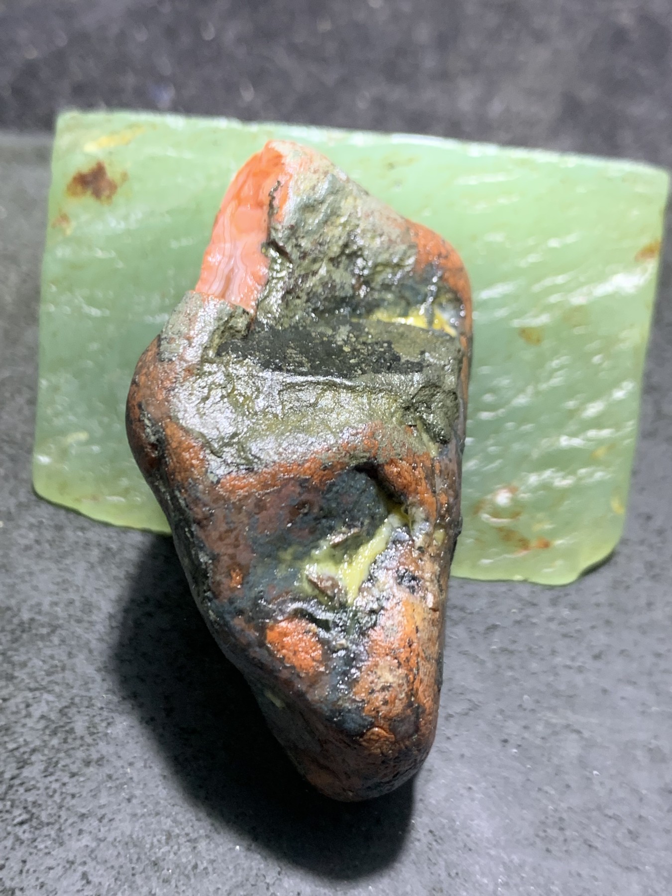 精美开窗铁皮南红玛瑙原石一颗