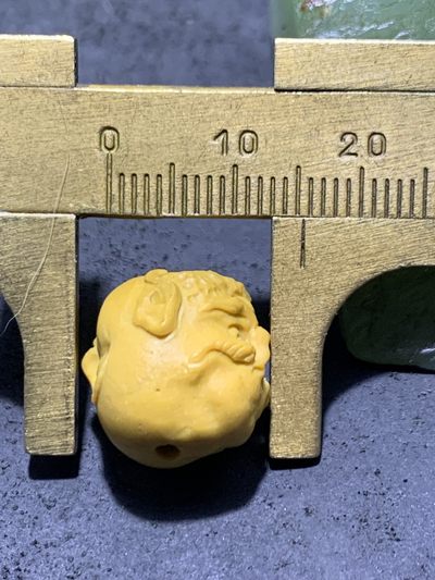 精美亚光鸡油黄戈壁彩玉双面雕刻罗汉珠子一个 精美亚光鸡油黄戈壁彩玉双面雕刻罗汉珠子一个