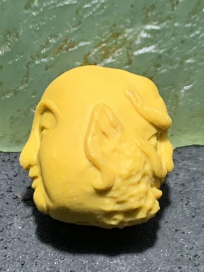 精美亚光鸡油黄戈壁彩玉双面雕刻罗汉珠子一个 精美亚光鸡油黄戈壁彩玉双面雕刻罗汉珠子一个