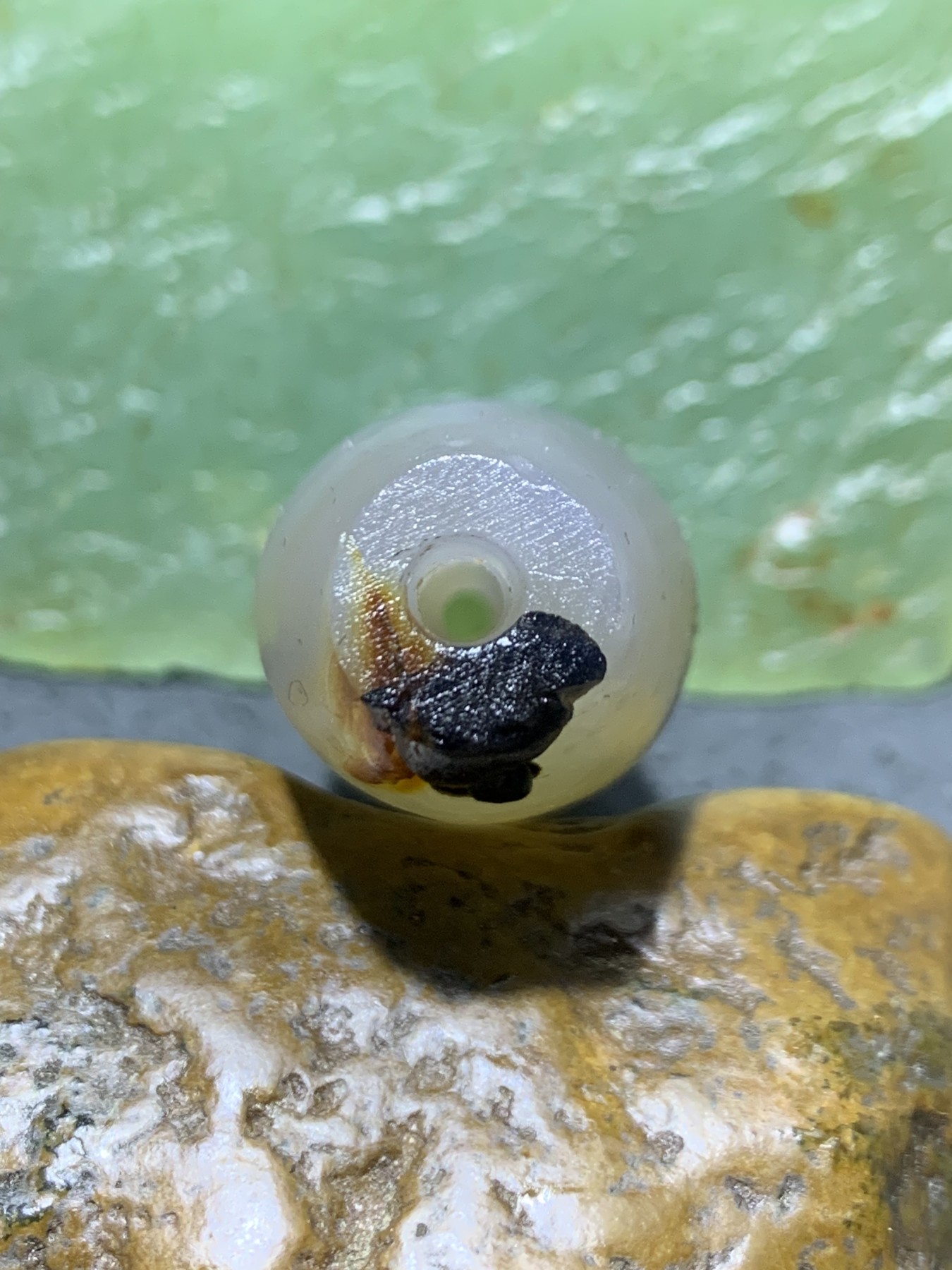 精美亚光高玉化巴西玛瑙手工俏色巧雕无相佛，禅字桶珠一个！