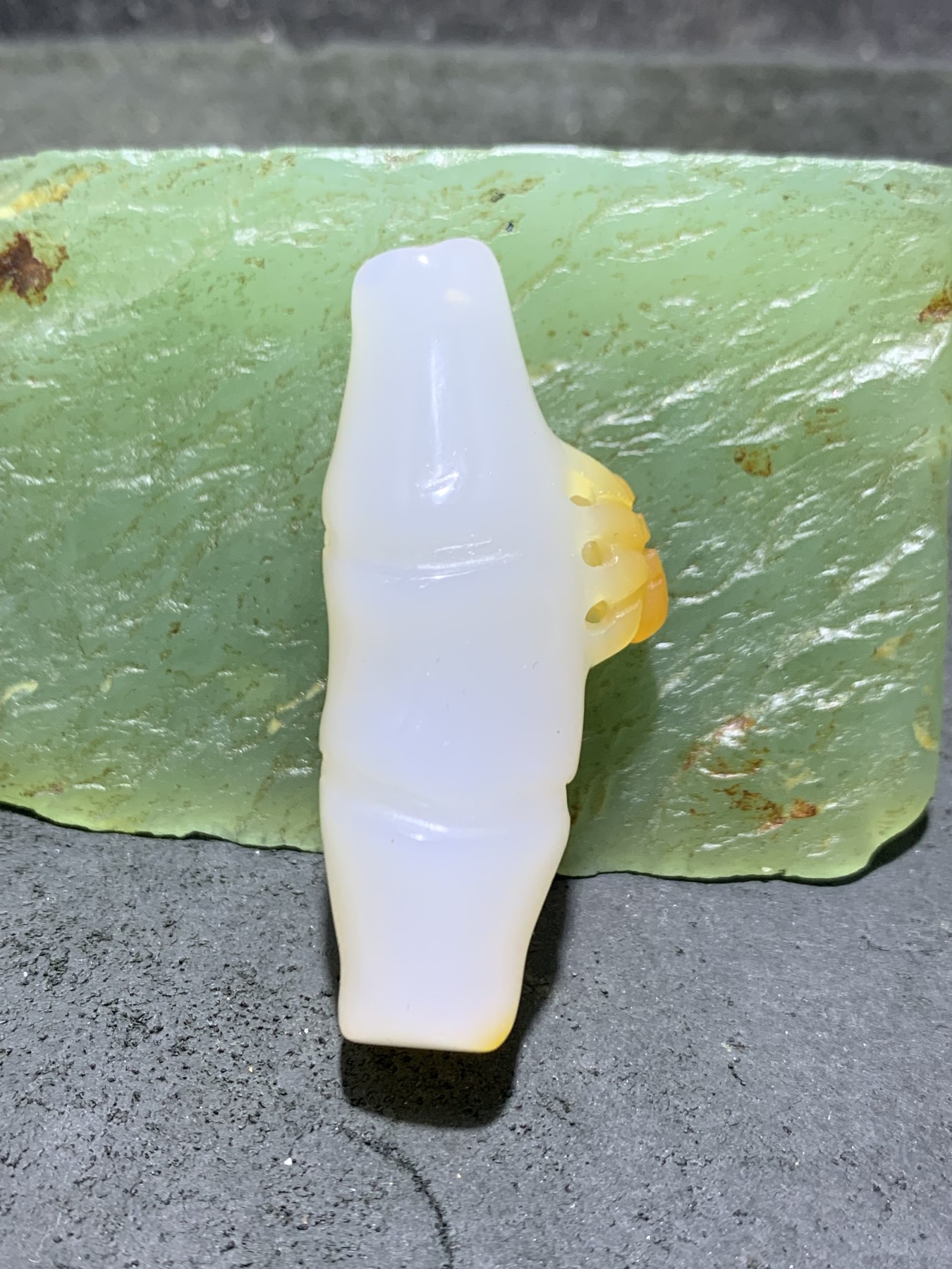 精美手工雕刻天然原皮马达加斯加玛瑙俏色巧雕随形竹节蜘蛛吊坠(把件)一个