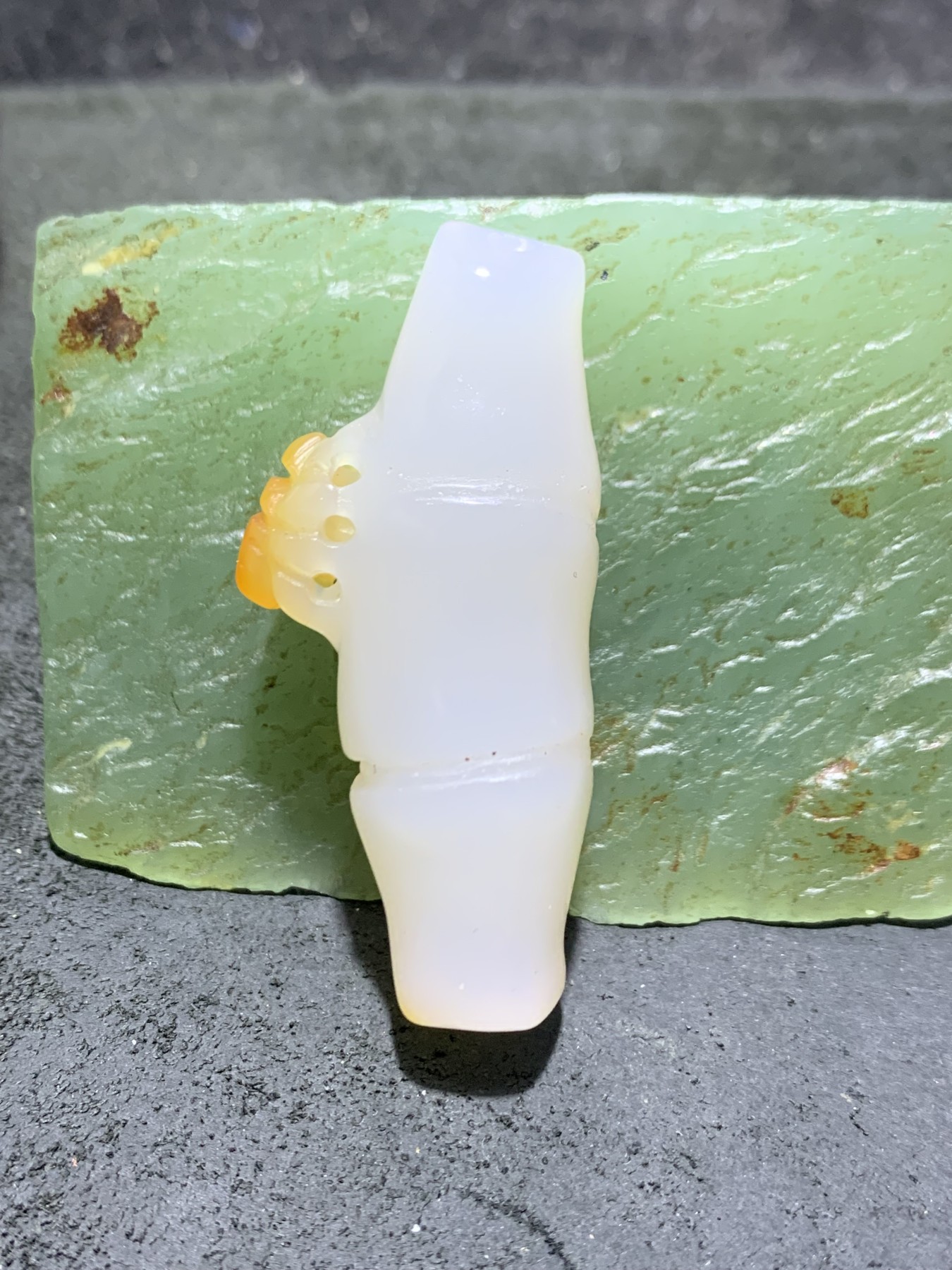 精美手工雕刻天然原皮马达加斯加玛瑙俏色巧雕随形竹节蜘蛛吊坠(把件)一个