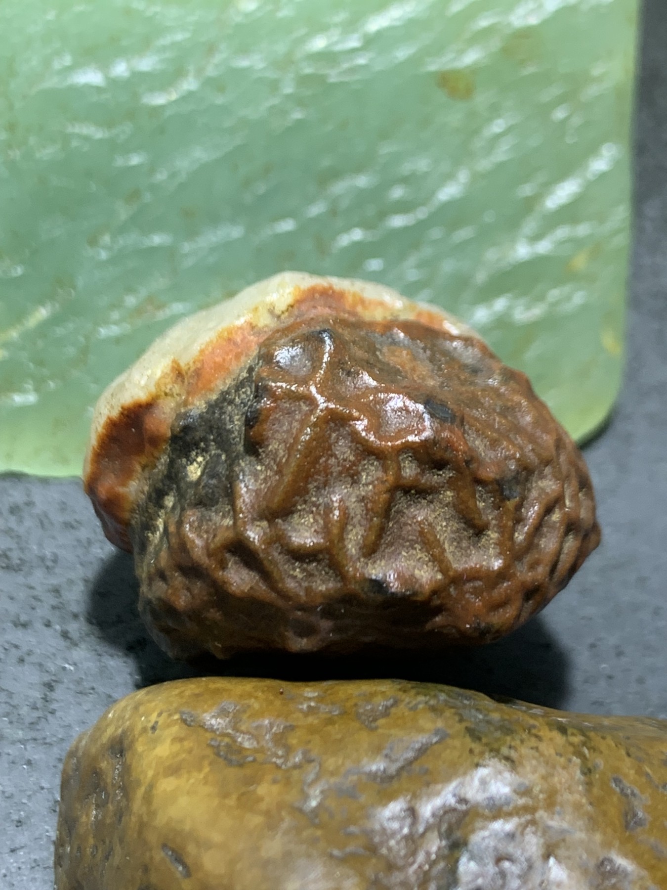 精美戈壁地表红皮高玉化筋脉石原石一颗，