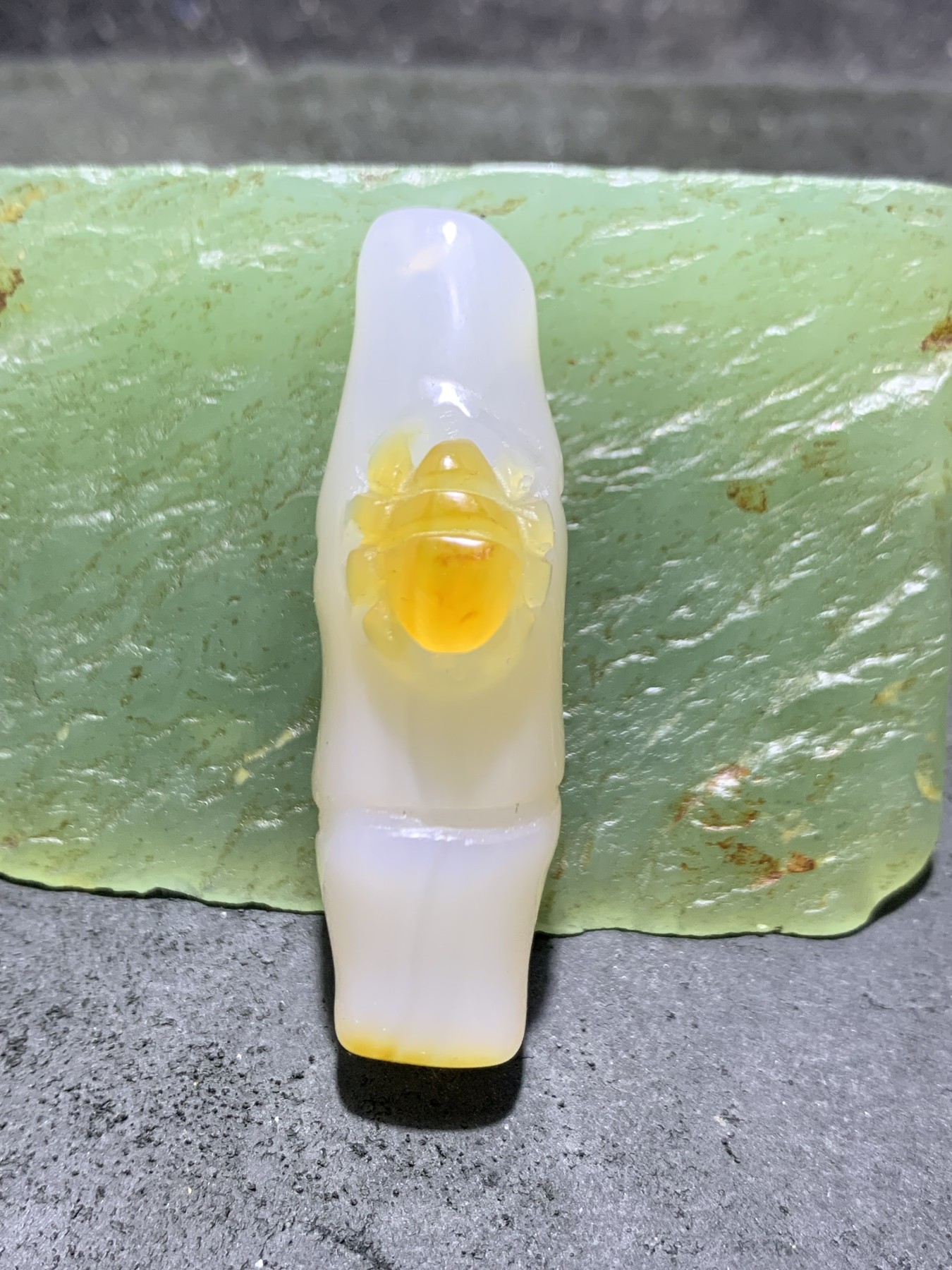 精美手工雕刻天然原皮马达加斯加玛瑙俏色巧雕随形竹节蜘蛛吊坠(把件)一个