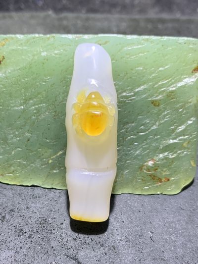 精美手工雕刻天然原皮马达加斯加玛瑙俏色巧雕随形竹节蜘蛛吊坠(把件)一个 - 精美手工雕刻天然原皮马达加斯加玛瑙俏色巧雕随形竹节蜘蛛吊坠(把件)一个