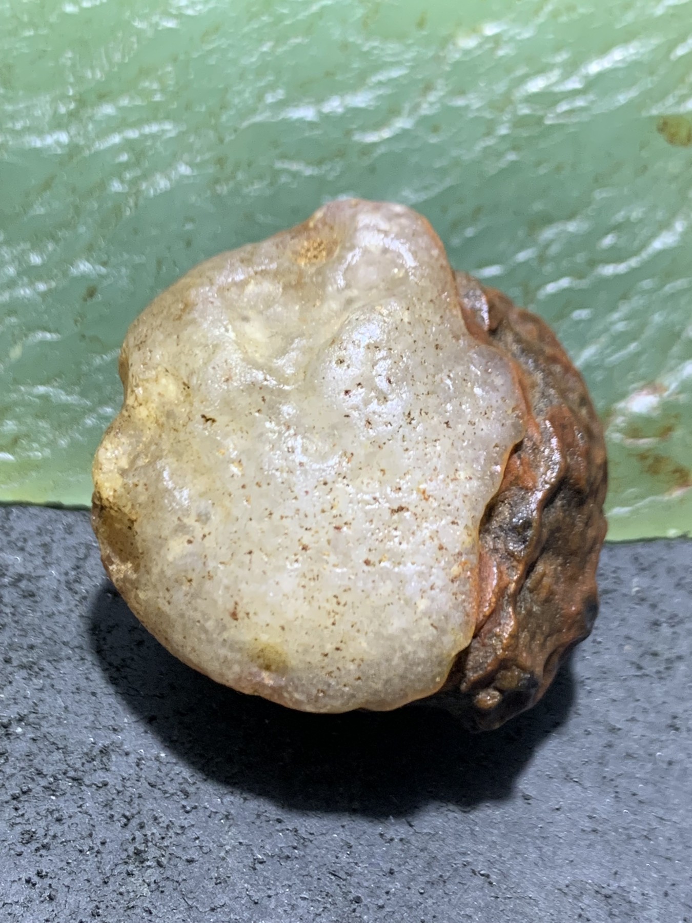 精美戈壁地表红皮高玉化筋脉石原石一颗，