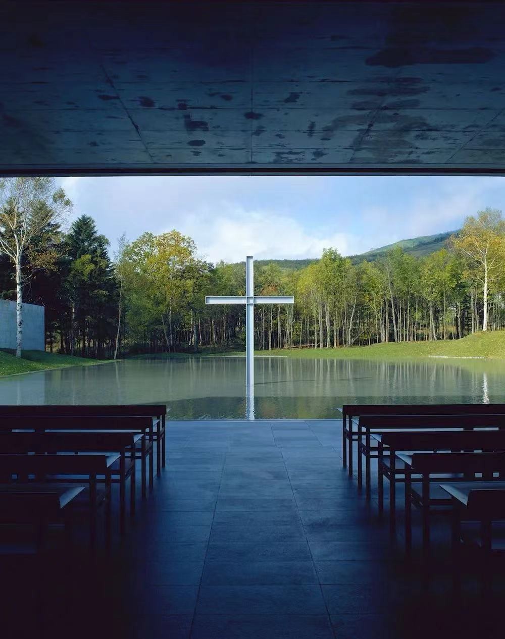 零元拍：“清水混凝土之父”世界建筑大师安藤忠雄亲笔签名《水之教堂》上海复兴艺术中心个展超限定艺术海报，日本制造，只有亲自上手才能感受到海报无与伦比的质感和水之教堂的美~