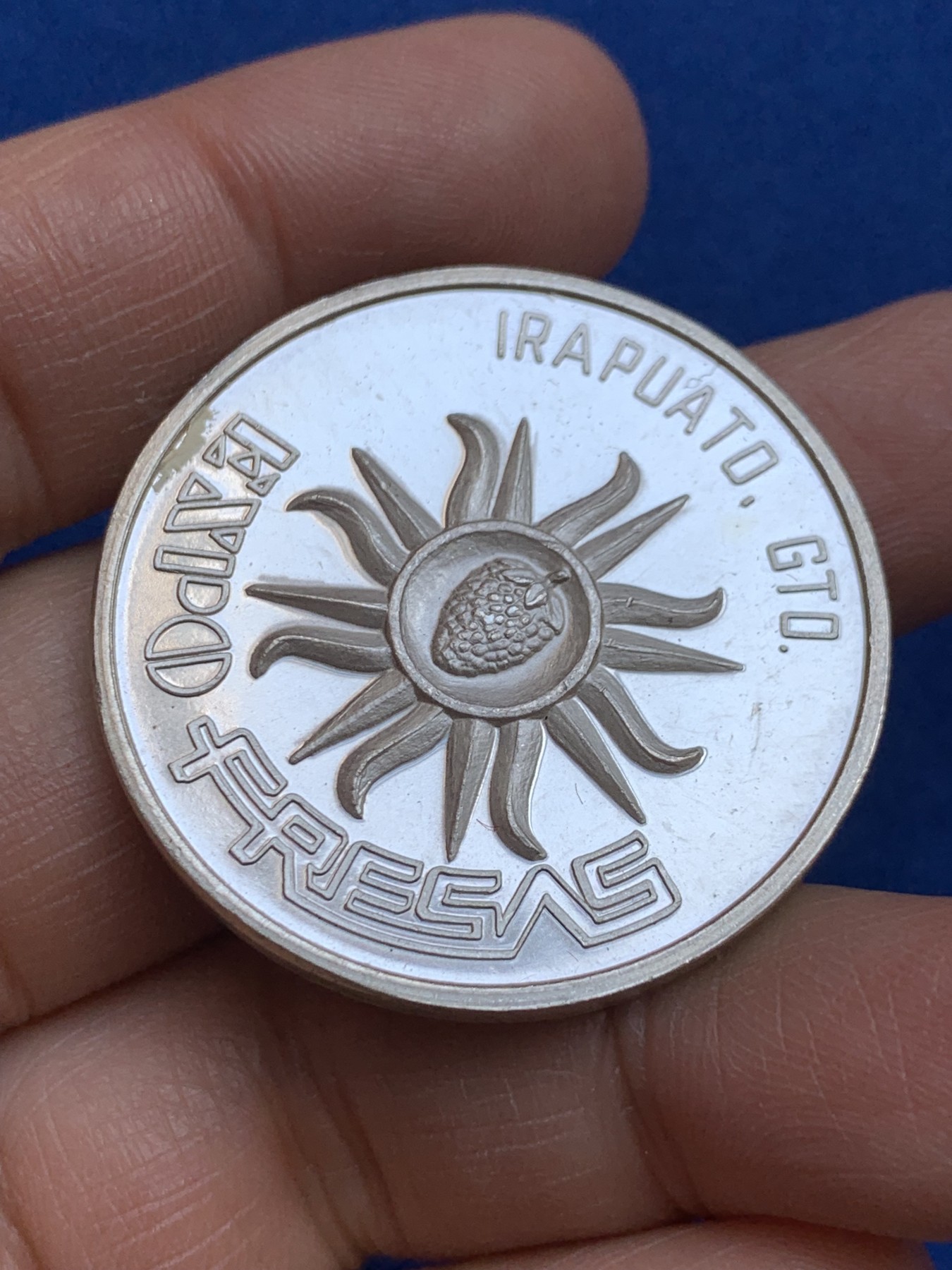 《竞宝斋》第238场-周日，周一，周二，周三 疯狂4连拍 (全场包邮) 西班牙草莓展销会大银章 28.42克 38.5mm