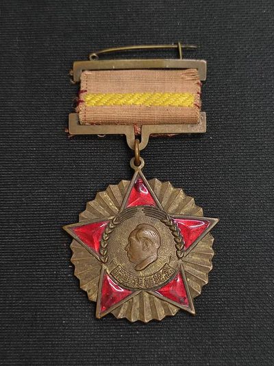 老王徽章拍卖第二十四期   请众位拍友注意，本店自2月8日第二十六期起专场类型将变更为限时专场，届时拍品将在规定时间内同时结拍，请出价的拍友们提前做好准备！ - 1951抗美援朝纪念章