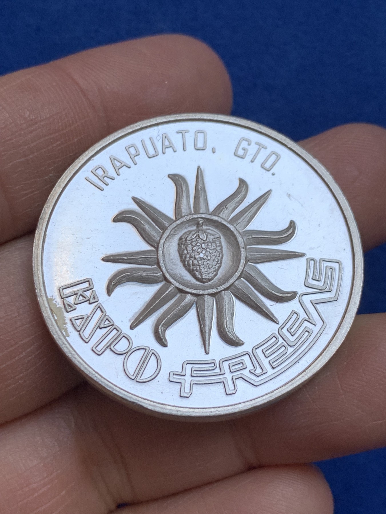 《竞宝斋》第238场-周日，周一，周二，周三 疯狂4连拍 (全场包邮) 西班牙草莓展销会大银章 28.42克 38.5mm