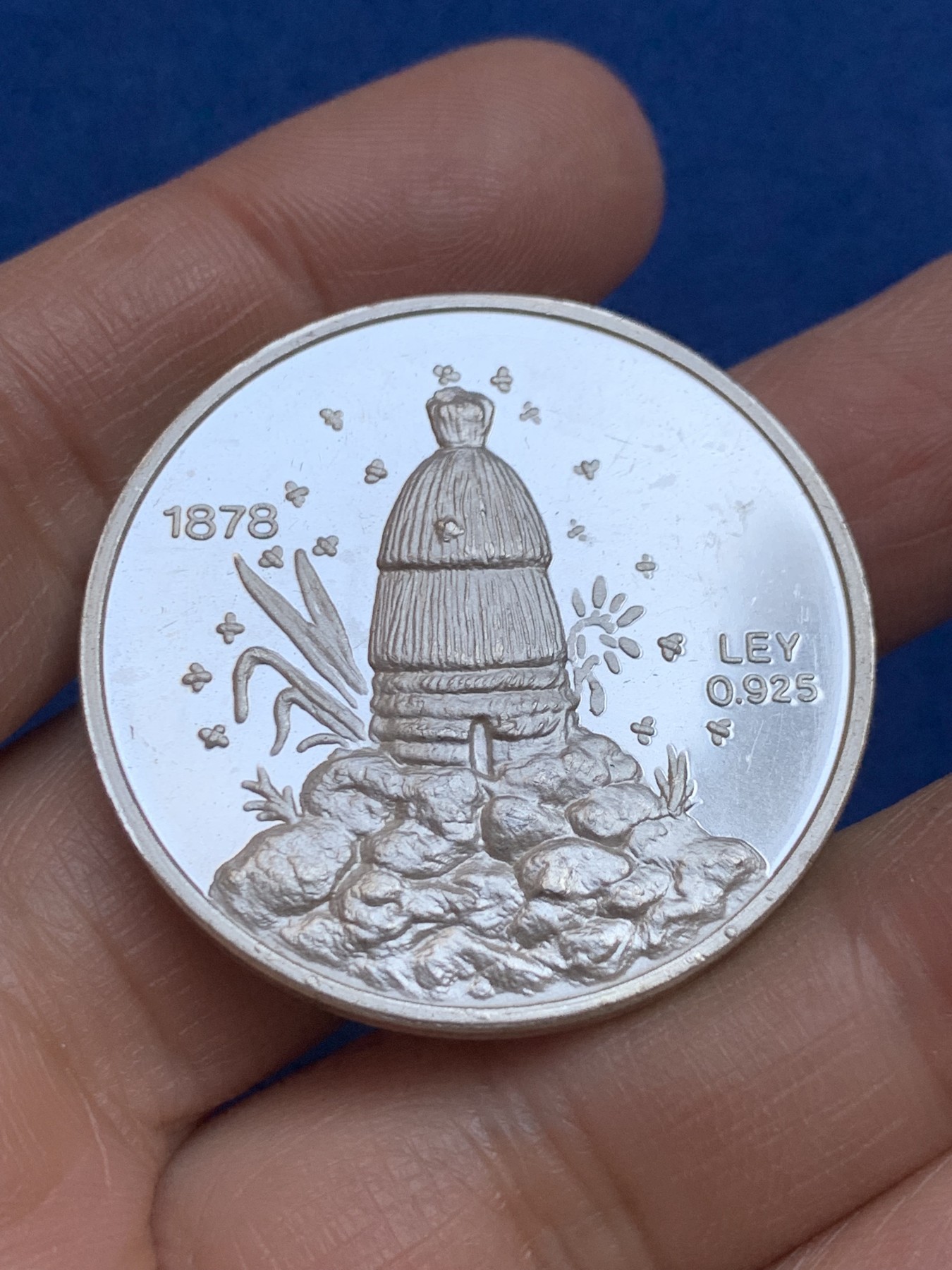 《竞宝斋》第238场-周日，周一，周二，周三 疯狂4连拍 (全场包邮) 西班牙草莓展销会大银章 28.42克 38.5mm