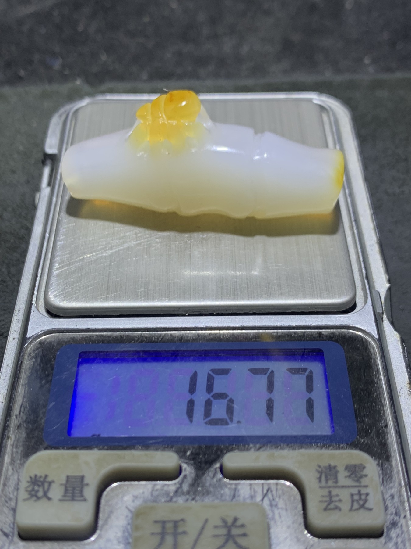 精美手工雕刻天然原皮马达加斯加玛瑙俏色巧雕随形竹节蜘蛛吊坠(把件)一个