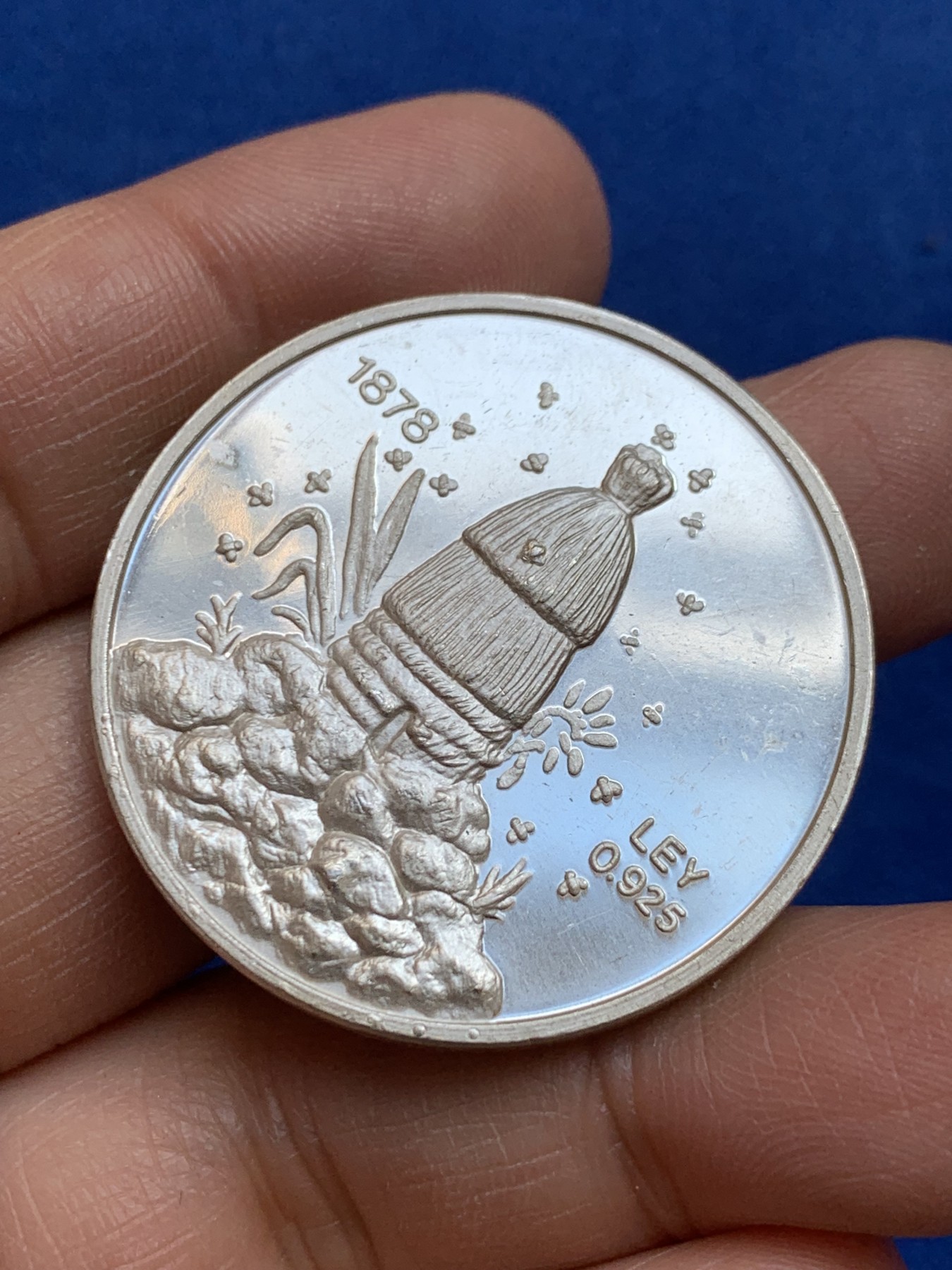 《竞宝斋》第238场-周日，周一，周二，周三 疯狂4连拍 (全场包邮) 西班牙草莓展销会大银章 28.42克 38.5mm