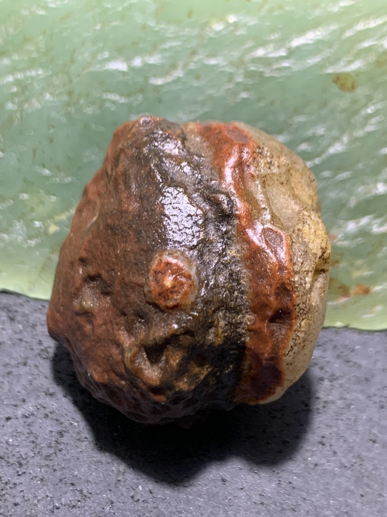 精美戈壁地表红皮高玉化筋脉石原石一颗，
