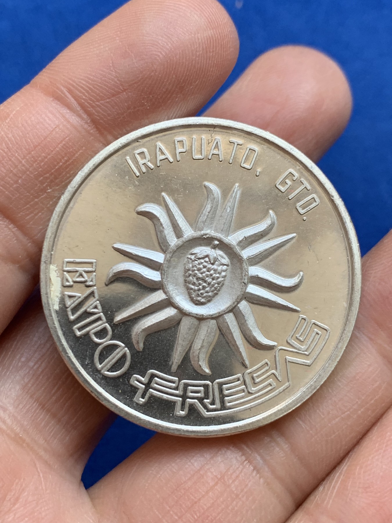 《竞宝斋》第238场-周日，周一，周二，周三 疯狂4连拍 (全场包邮) 西班牙草莓展销会大银章 28.42克 38.5mm