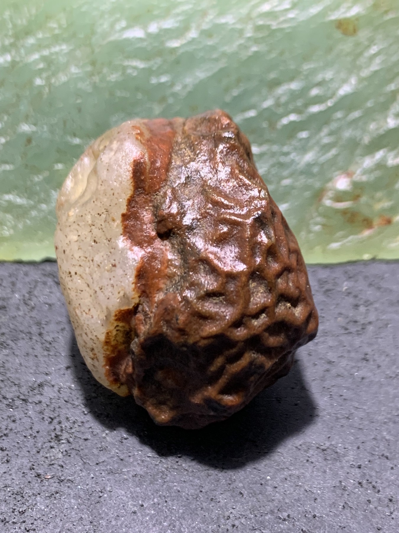 精美戈壁地表红皮高玉化筋脉石原石一颗，