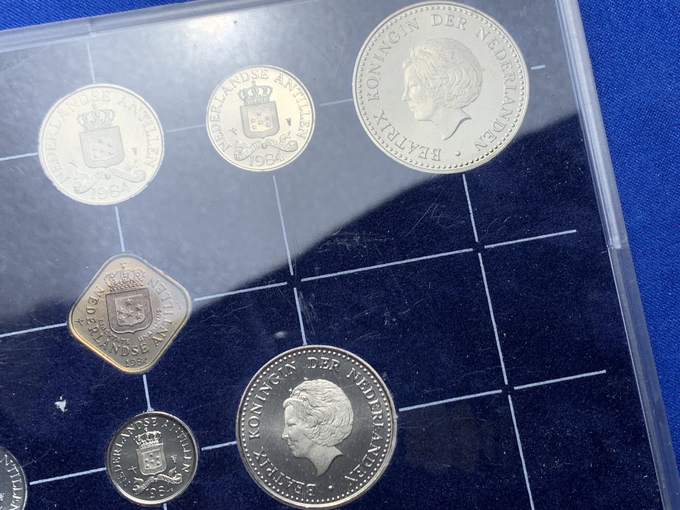 《竞宝斋》第238场-周日，周一，周二，周三 疯狂4连拍 (全场包邮) 少见荷兰 1984 亚克力装 8枚组套币