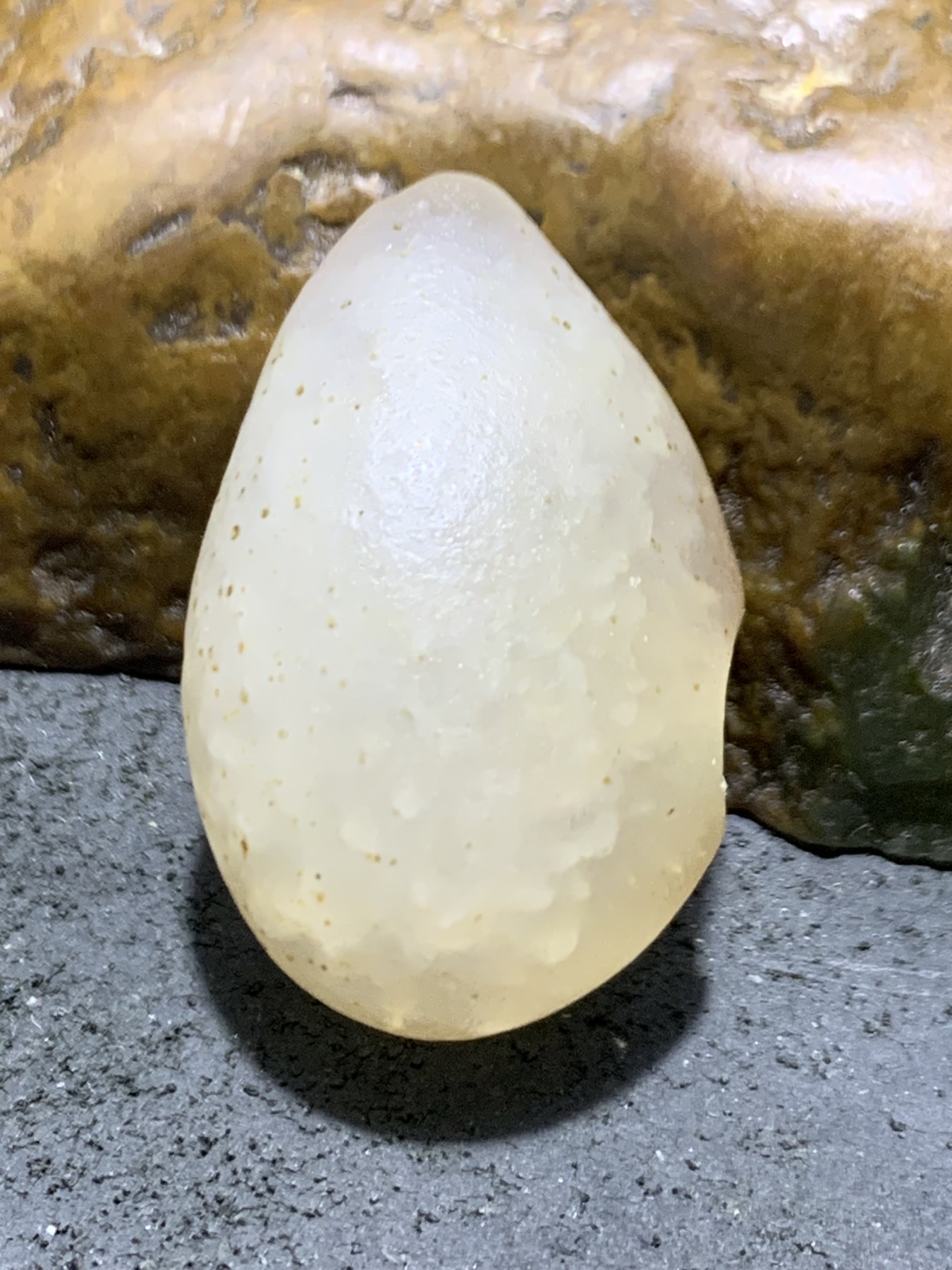 精美天然高玉化金沙戈壁孔洞玛瑙原石一颗，