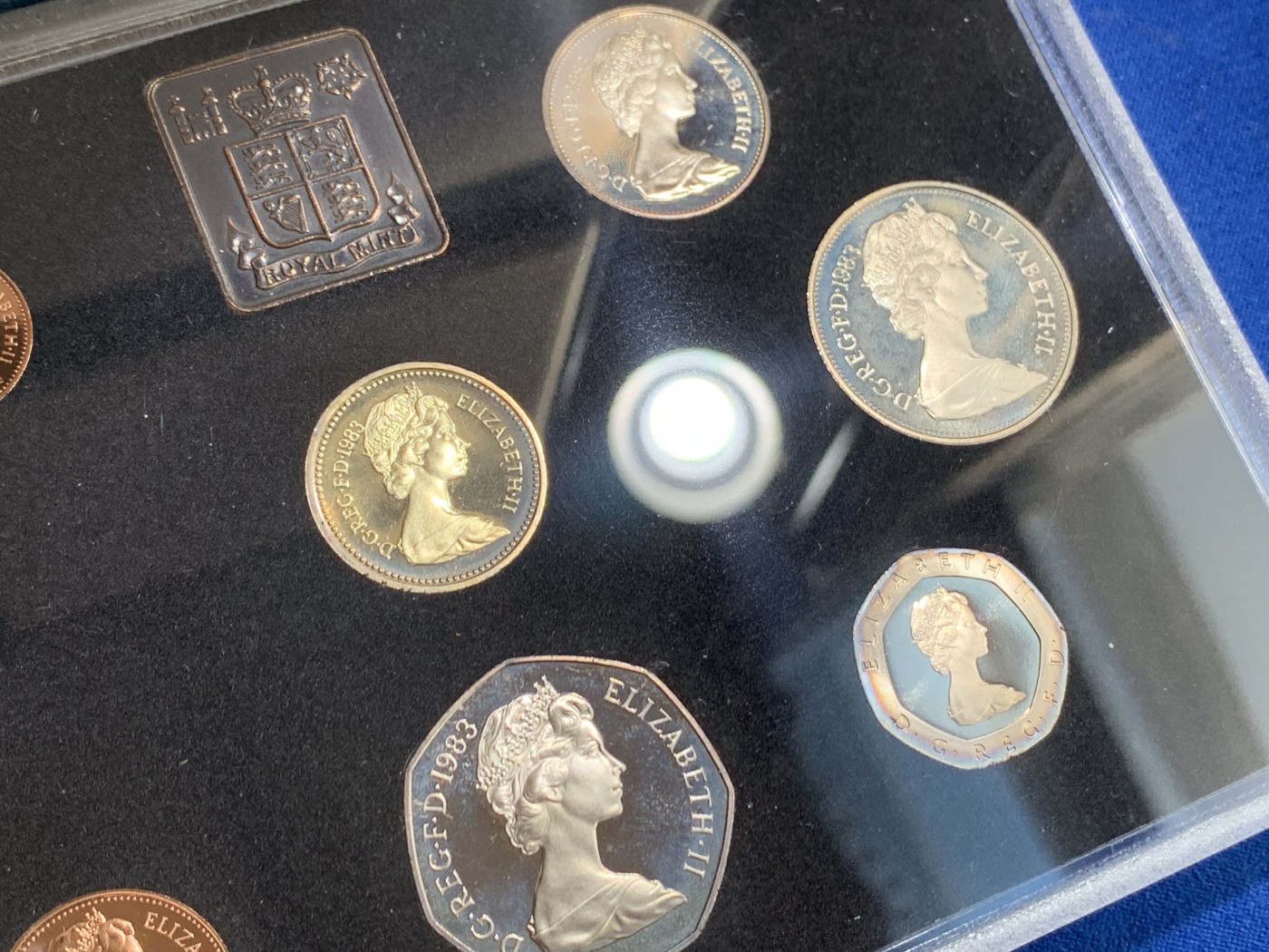 《竞宝斋》第238场-周日，周一，周二，周三 疯狂4连拍 (全场包邮) 英国1983年8纪念币带一枚章带证书