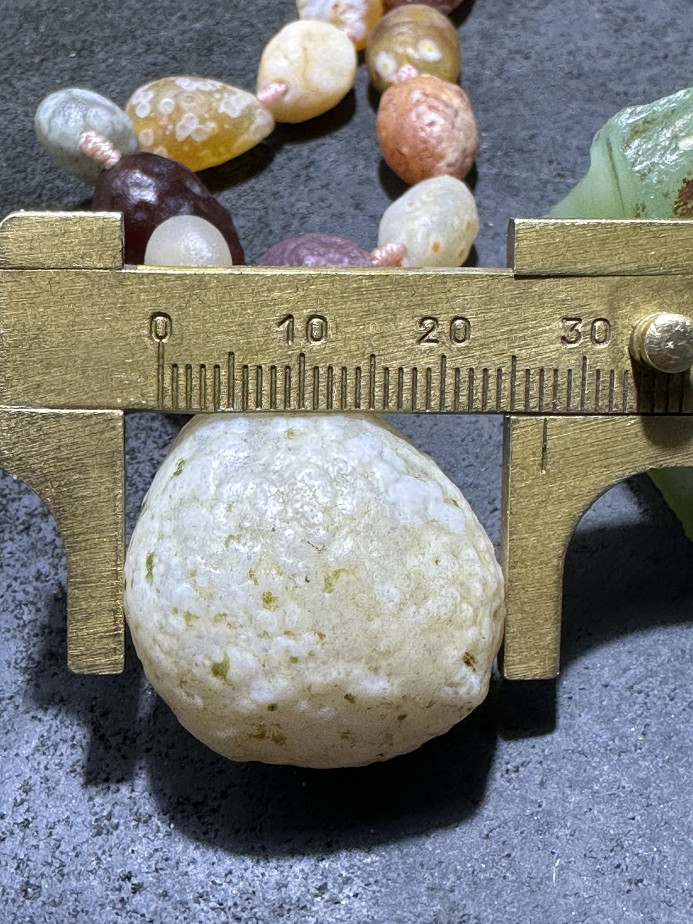 精美阿拉善彩眼玛瑙编织项链一条，