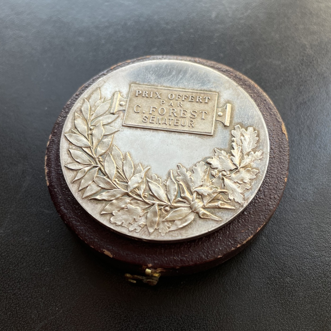 「木头集藏」章牌专场-第37期 法国农业原盒银章  直径：51mm，48.7g  边铭：菱形厂标 野猪头银标 ARGENT  950/1000，品相不错，原盒正常使用