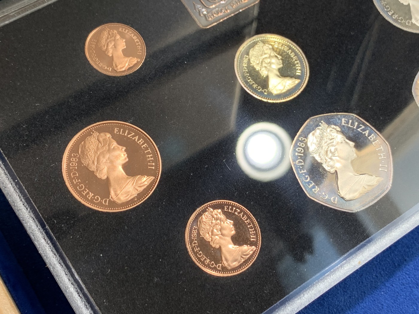 《竞宝斋》第238场-周日，周一，周二，周三 疯狂4连拍 (全场包邮) 英国1983年8纪念币带一枚章带证书