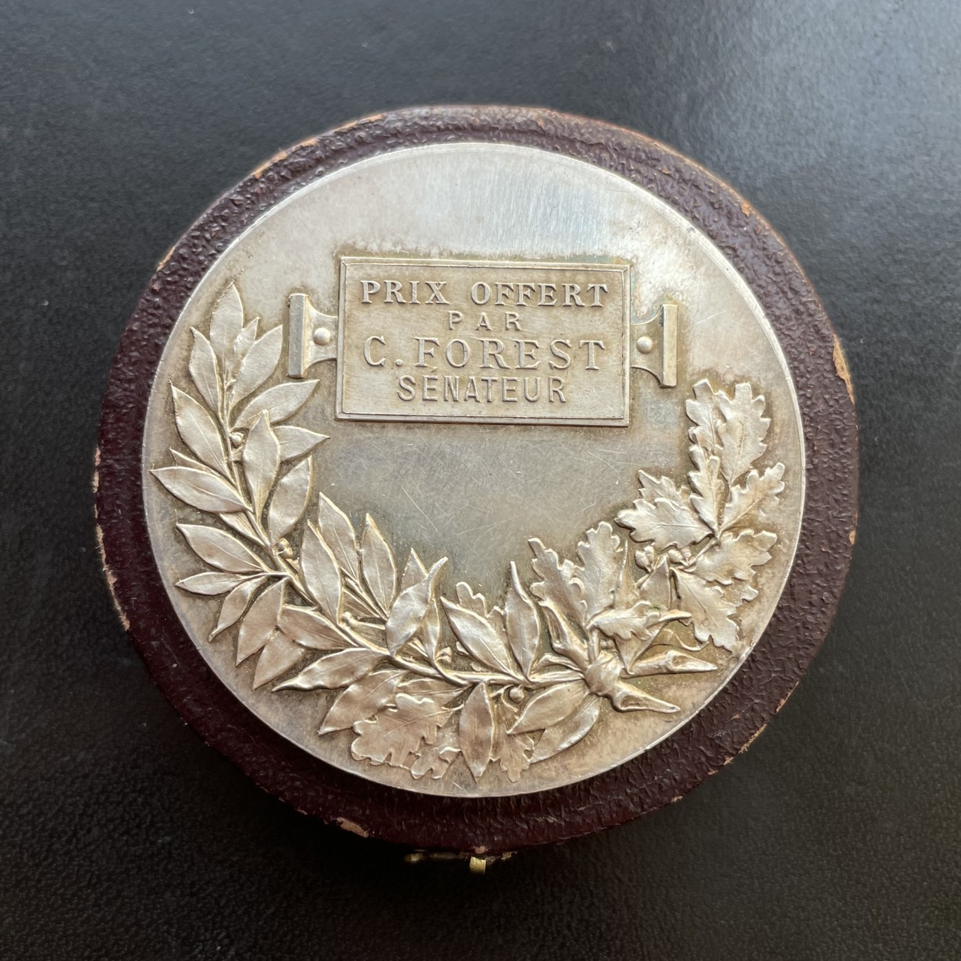 「木头集藏」章牌专场-第37期 法国农业原盒银章  直径：51mm，48.7g  边铭：菱形厂标 野猪头银标 ARGENT  950/1000，品相不错，原盒正常使用