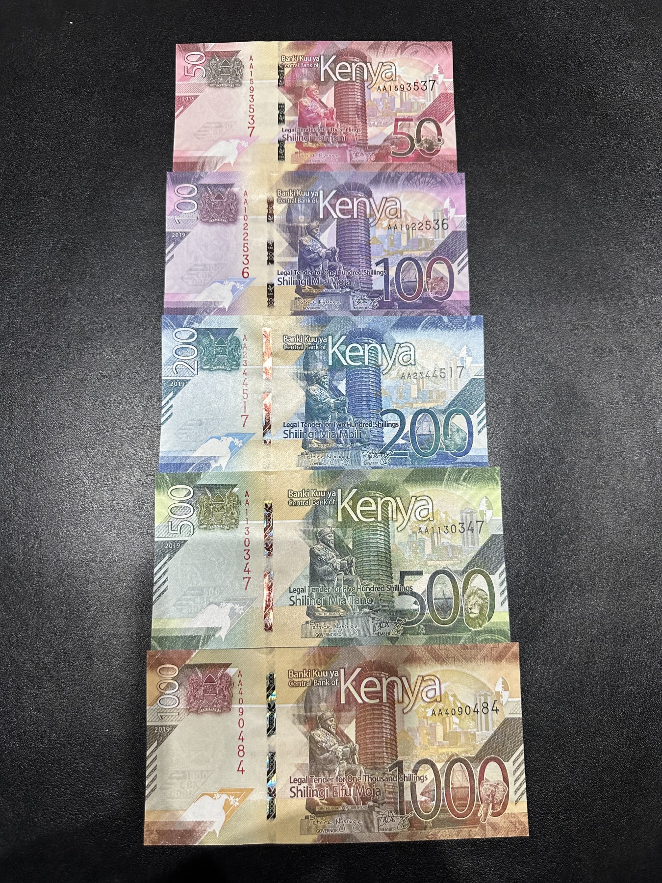 《外钞收藏家》第三百三十四期（连拍第一场） 肯尼亚AA全套5张一起 全新UNC