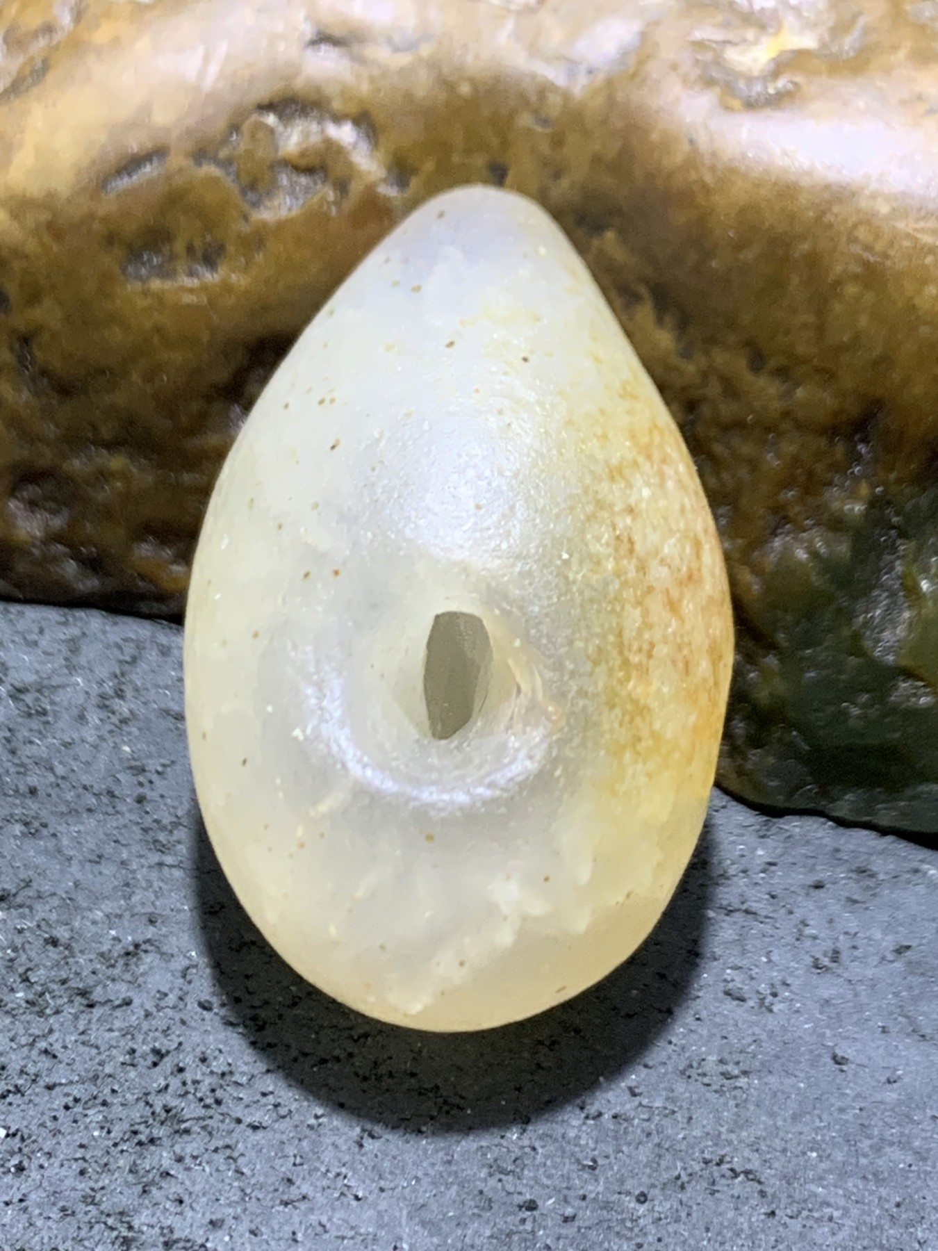 精美天然高玉化金沙戈壁孔洞玛瑙原石一颗，