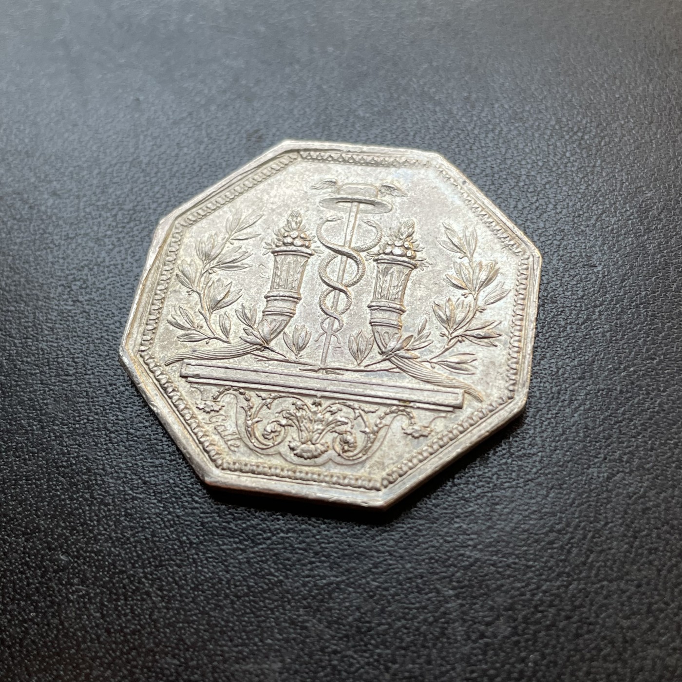 「木头集藏」章牌专场-第37期 Galle～法国巴黎证券交易所商业经纪人银章 直径：34mm，15.6 g，1832年前无边铭版本。