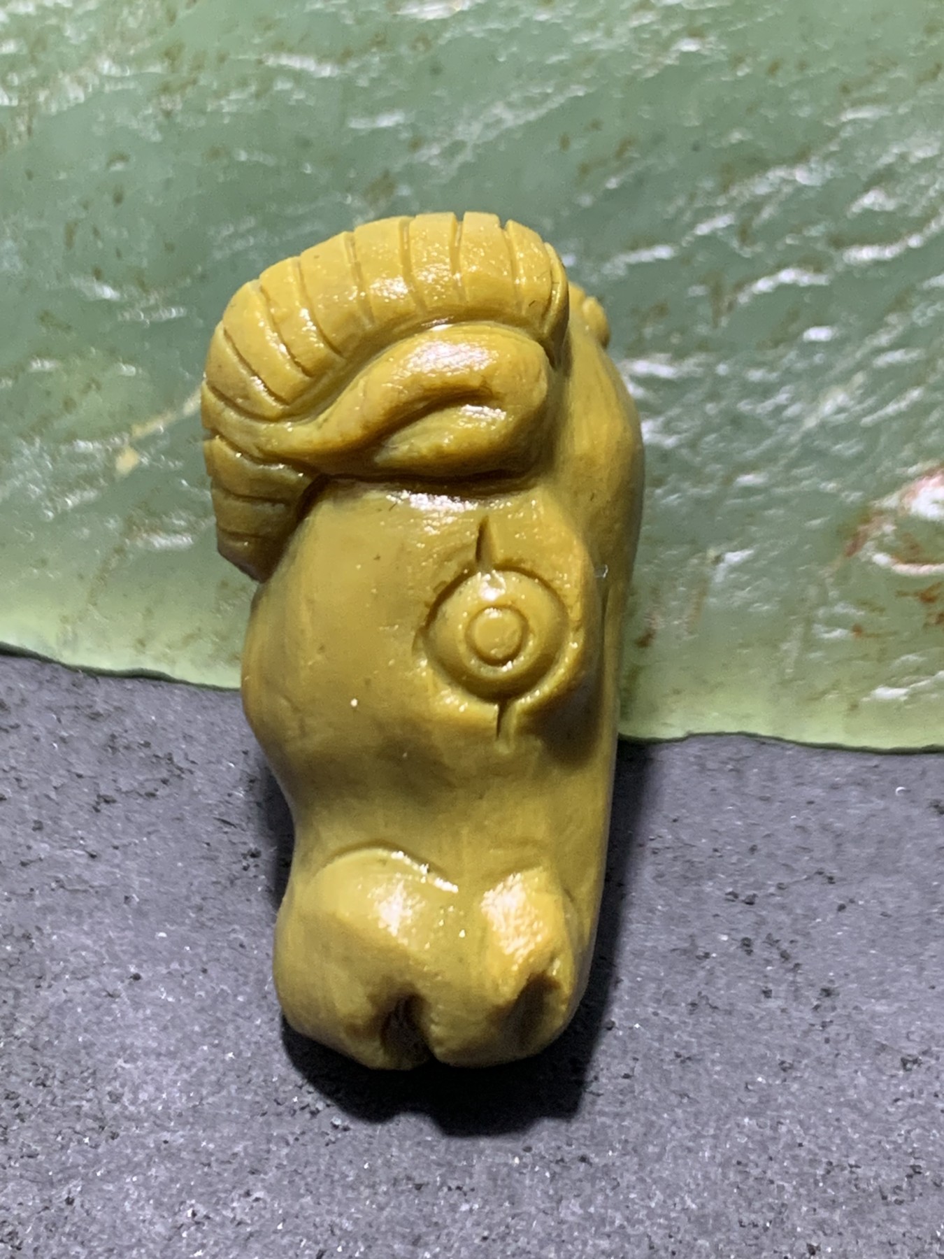 精美亚光战国红玛瑙手工俏色巧雕领头羊吊坠一个，