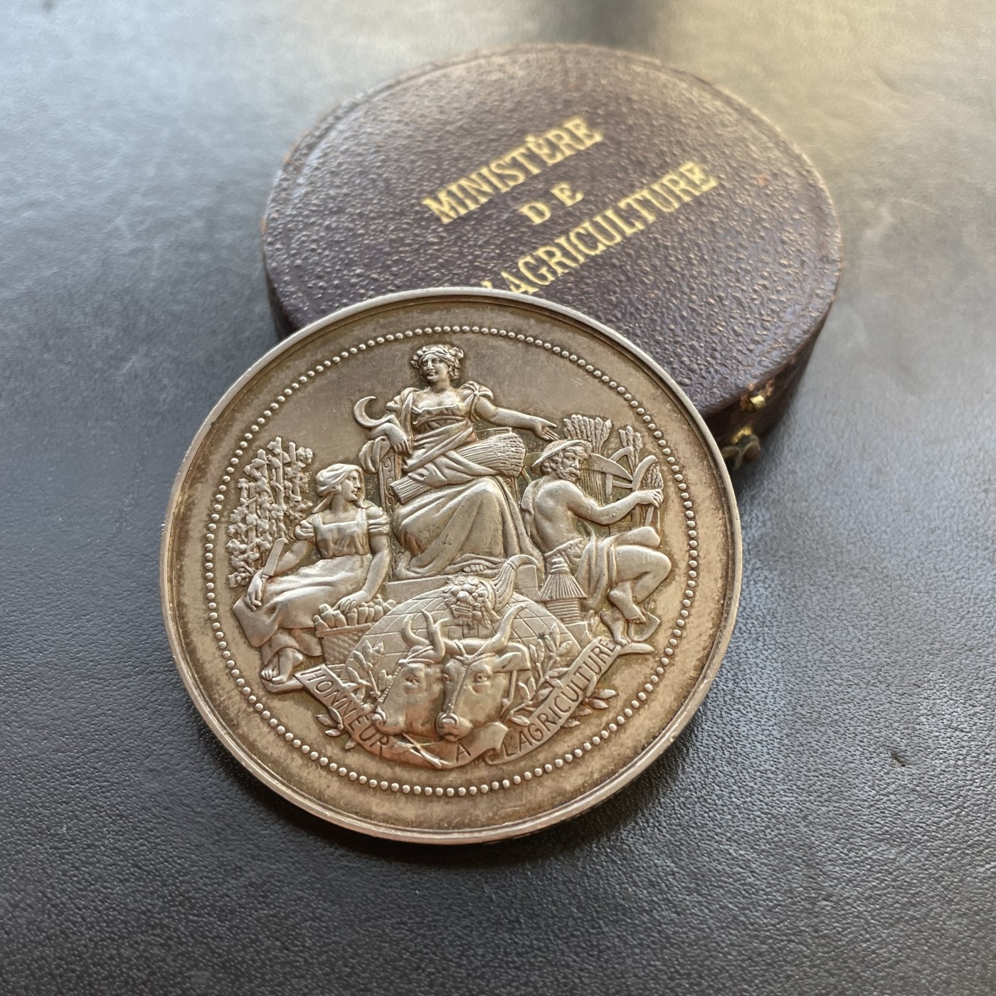 「木头集藏」章牌专场-第37期 法国农业原盒银章  直径：51mm，48.7g  边铭：菱形厂标 野猪头银标 ARGENT  950/1000，品相不错，原盒正常使用