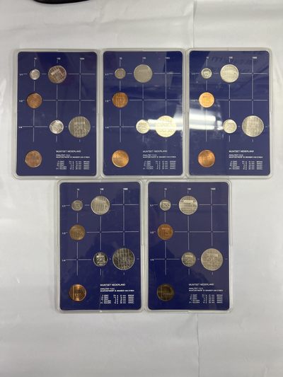 康怡轩【年版币专场】第37期  - 1982-1986年荷兰年版币组合（5册）