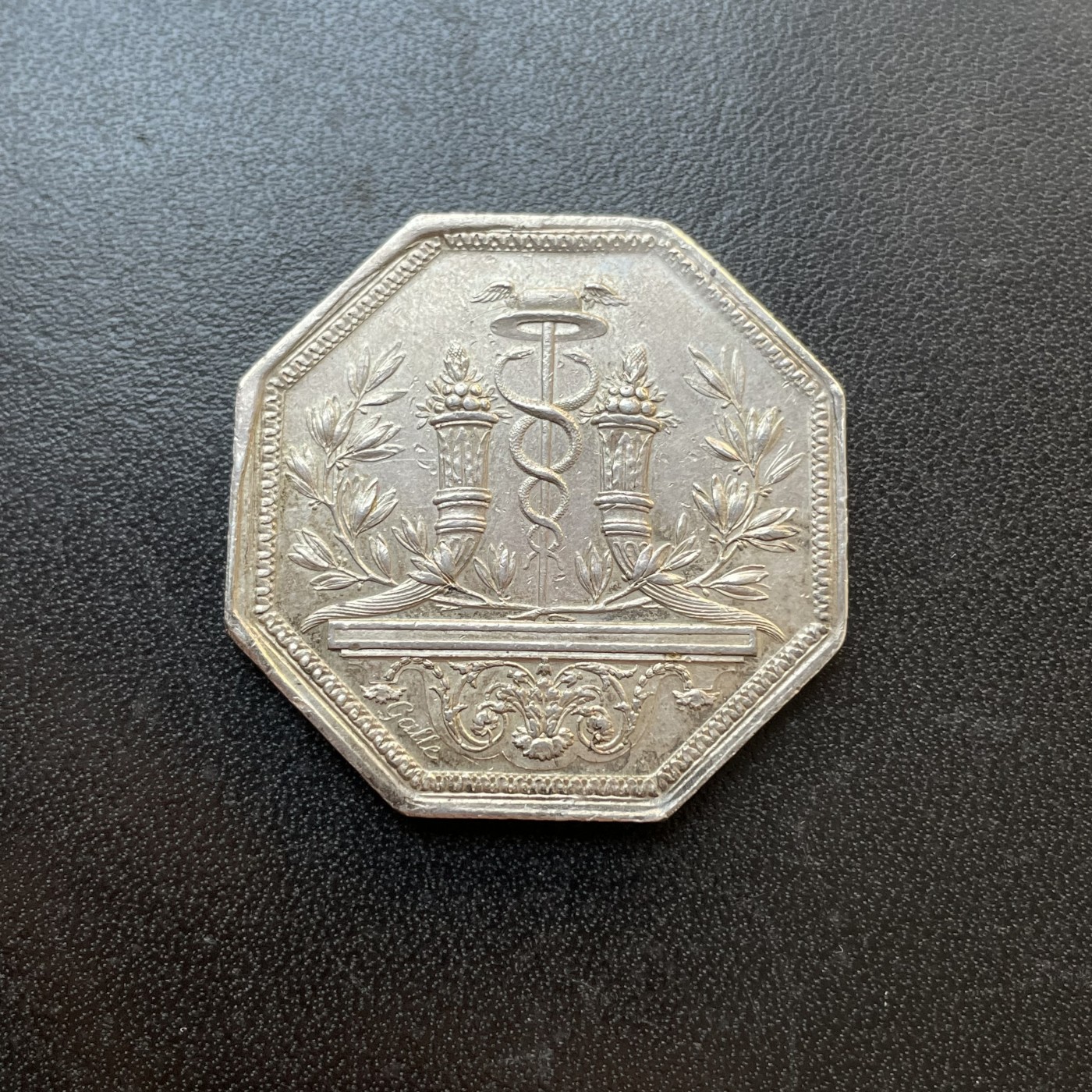 「木头集藏」章牌专场-第37期 Galle～法国巴黎证券交易所商业经纪人银章 直径：34mm，15.6 g，1832年前无边铭版本。