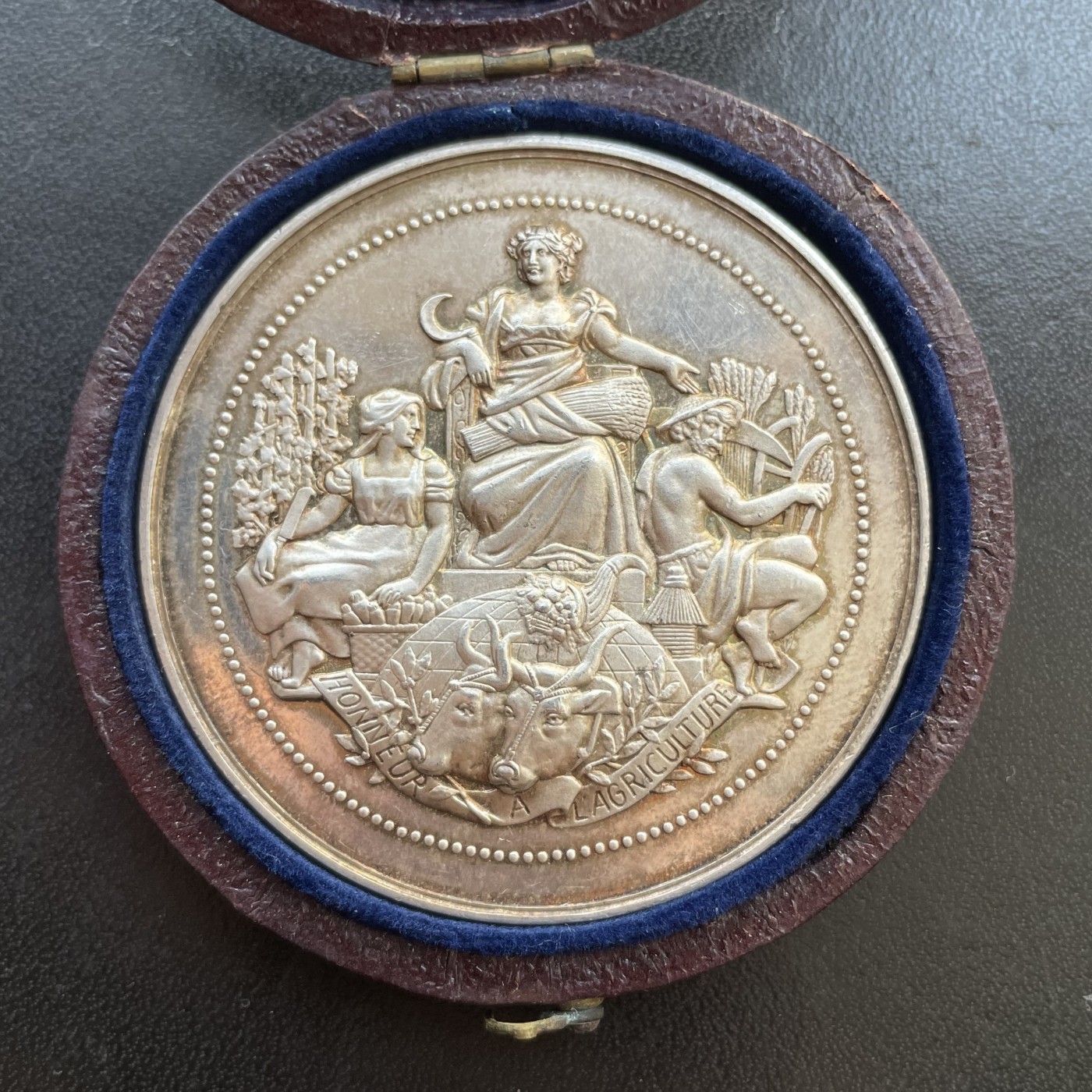 「木头集藏」章牌专场-第37期 法国农业原盒银章  直径：51mm，48.7g  边铭：菱形厂标 野猪头银标 ARGENT  950/1000，品相不错，原盒正常使用