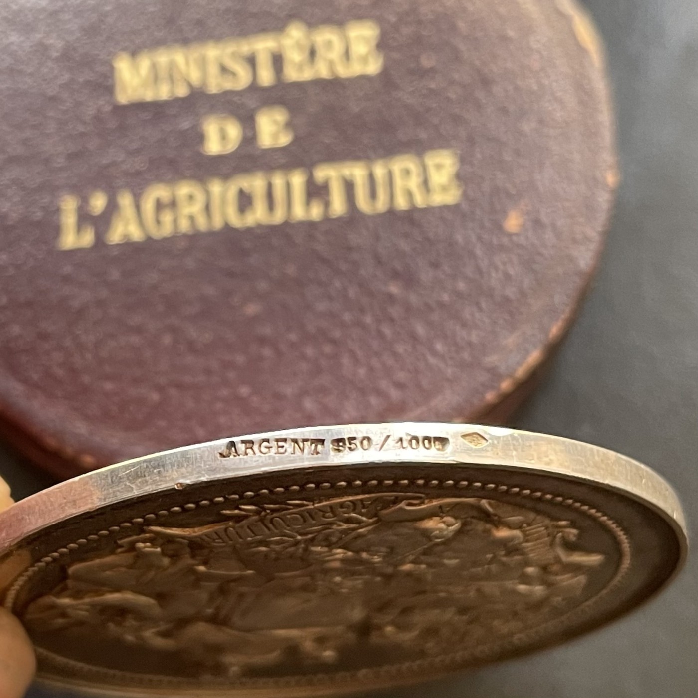 「木头集藏」章牌专场-第37期 法国农业原盒银章  直径：51mm，48.7g  边铭：菱形厂标 野猪头银标 ARGENT  950/1000，品相不错，原盒正常使用